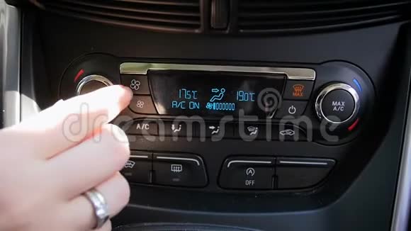 司机调整汽车空调风扇转速慢动作特写视频视频的预览图