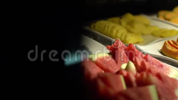 4西瓜南瓜香蕉和其他水果作为自助餐的甜点视频的预览图