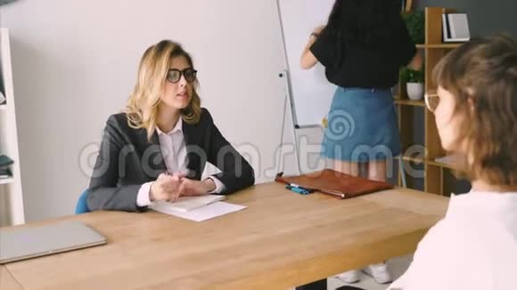 雇主面试的年轻女性候选人视频的预览图