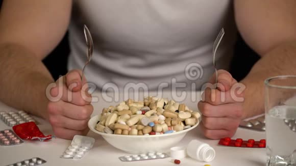 男人用勺子吃碗里的药片药品视频的预览图