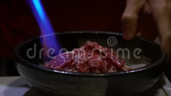 慢动作亚洲切夫烧烤生牛肉片餐厅用喷壶视频的预览图