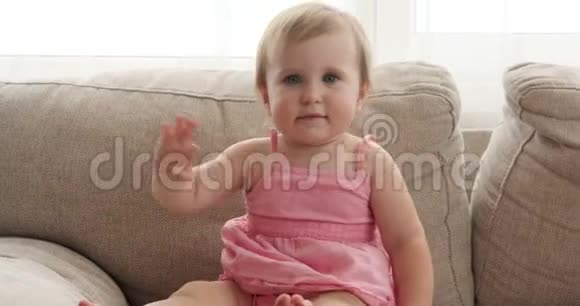 可爱的小女孩挥手视频的预览图