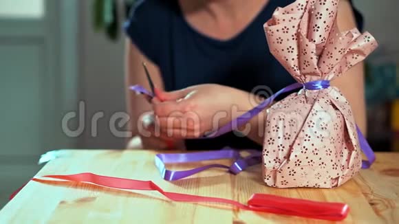 女人的手包装礼物的特写视频的预览图