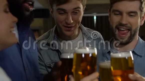 快乐的人笑着碰啤酒杯节日庆祝放松视频的预览图