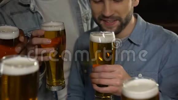 同事碰杯啤酒庆祝工作日后的晋升职业生涯视频的预览图