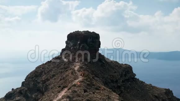 在圣托里尼俯瞰斯卡罗斯岩石的一段时间视频的预览图