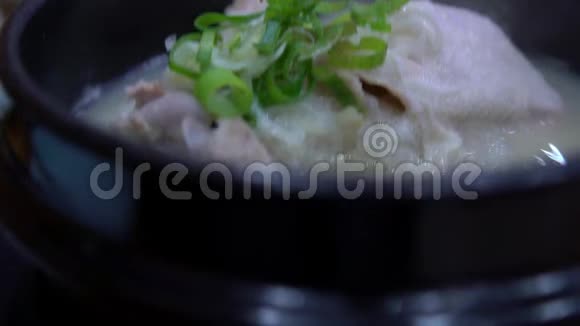 4K韩国釜山一家餐馆吃人参鸡汤的人视频的预览图