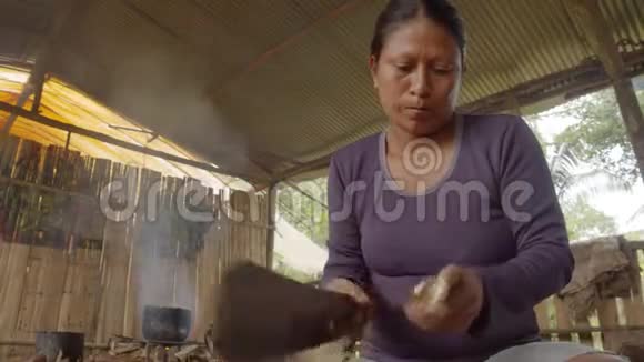 土著妇女剥皮尤卡视频的预览图
