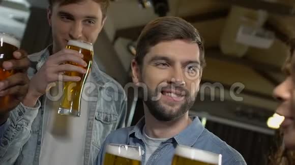 有啤酒的人在生日聚会上致贺词庆祝视频的预览图