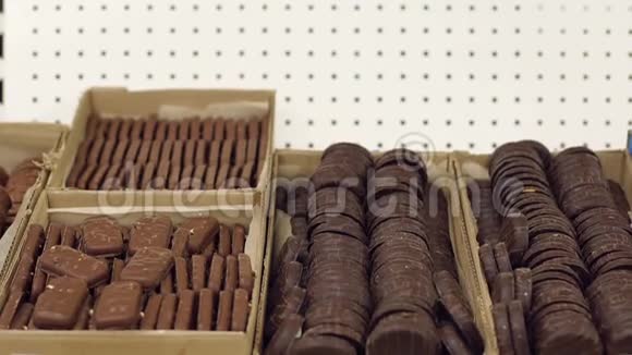 超市货架上的巧克力饼干视频的预览图