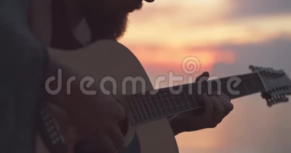 在阳光海岸弹吉他的男人视频的预览图