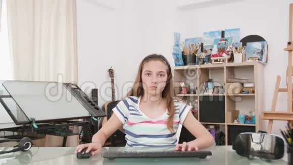 少女在网上与人聊天视频的预览图