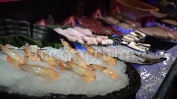 4K新鲜生虾海鲜和生鱼片在台湾自助餐线一个火锅视频的预览图