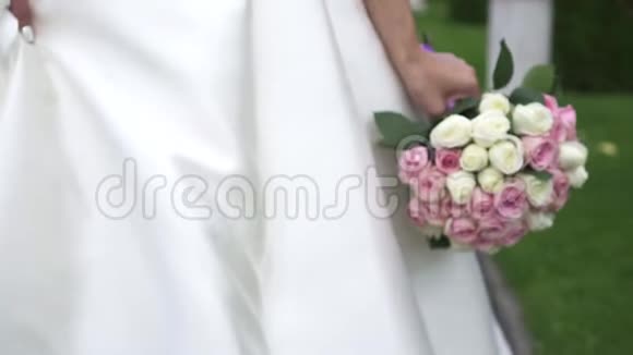 新娘手捧花束特写视频的预览图