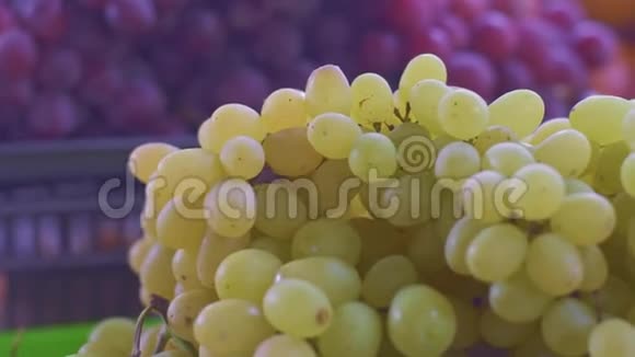 在当地农贸市场上用移动摄像头动态关闭白葡萄和红葡萄视频的预览图