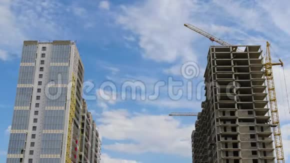 云移过两座高层建筑时光流逝建设住宅综合体框架后梁技术视频的预览图