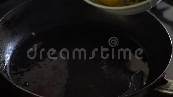 两个煎蛋在煎锅中煮成早餐的慢动作食物视频的预览图