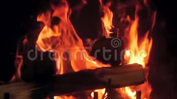 夜间在火旁燃烧木头的慢动作录像视频的预览图