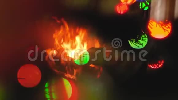 壁炉圣诞树和彩灯燃烧的抽象视频视频的预览图