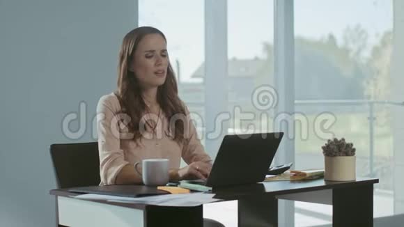 商务女性关闭笔记本电脑疲惫的女士在工作场所完成工作视频的预览图