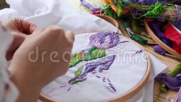年轻的女性用针缝针线活刺绣爱好特写视频的预览图