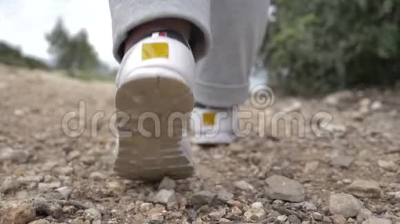 女式双腿穿着运动鞋在地上行走腿胖视频的预览图