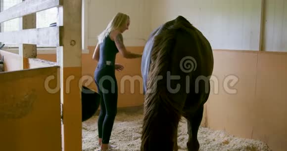 在一个马厩里女人在室内刷牙视频的预览图