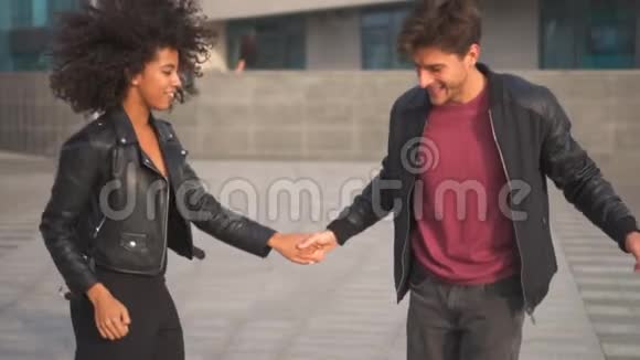 在城里的户外跳舞的情侣视频的预览图