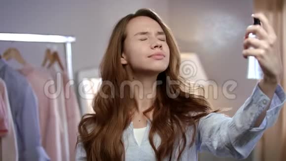 年轻女子喷洒胶束水女性美容补品身体治疗视频的预览图