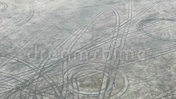 背景从空中无人驾驶飞机拍摄的汽车车轮在干燥的湖底Koktebel克里米亚2019年7月视频的预览图