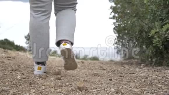 女式双腿穿着运动鞋在地上行走腿胖视频的预览图