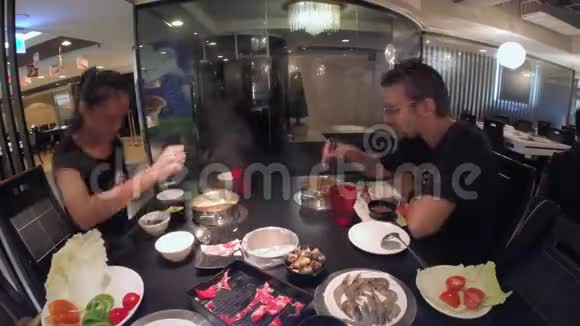 4k时光流逝夫妇吃传统火锅餐品种餐厅视频的预览图