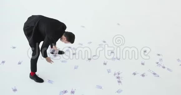 商人从地板上收取美元白色背景视频的预览图