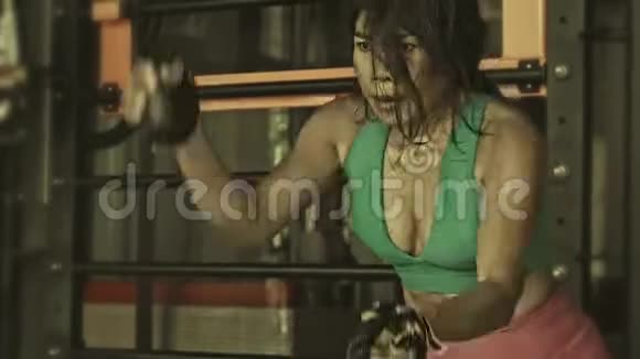 运动坚定的亚裔印尼女运动员刻苦训练在健身房出汗一项战斗绳训练视频的预览图