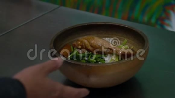 台湾餐厅碗上米饭的美味鸡肉慢动作视频的预览图