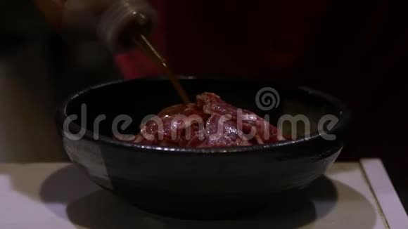 慢动作男在日本餐馆的鲜肉和米饭中加入了sause视频的预览图