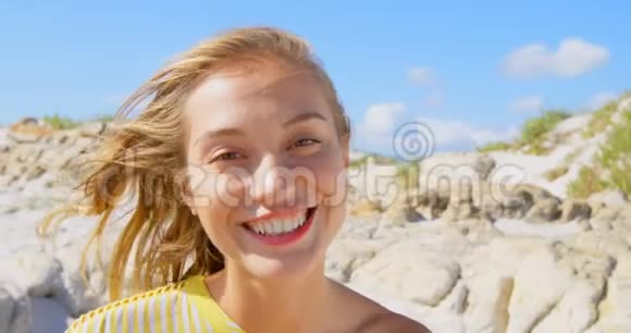 站在海滩上的白种人年轻女子的正面景色视频的预览图