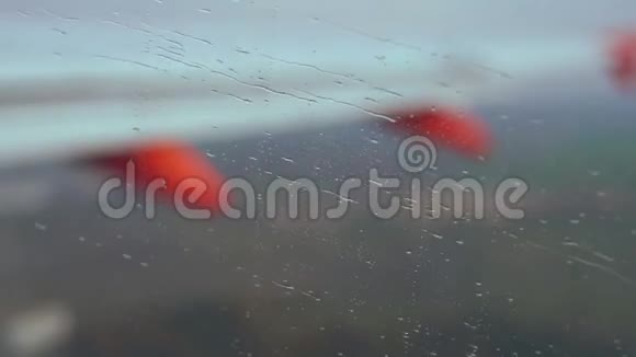 飞机飞行时下雨视频的预览图