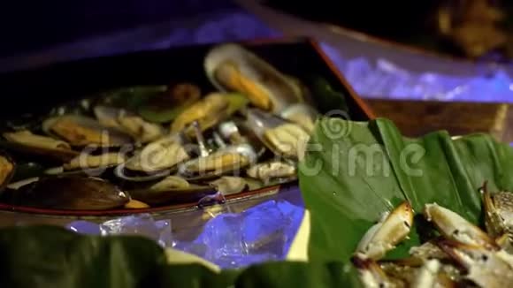 4K台湾自助餐线新鲜生海鲜冰块和蟹腿在冰上视频的预览图