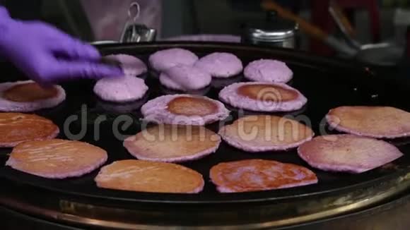 台北夜市炒锅上的紫色肉馅汉堡视频的预览图