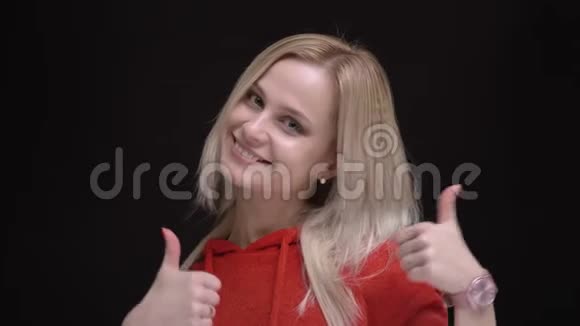 白发白种人穿着红色毛衣的白种人女孩的肖像用两个手指示意以表示对黑色的喜欢和尊重视频的预览图