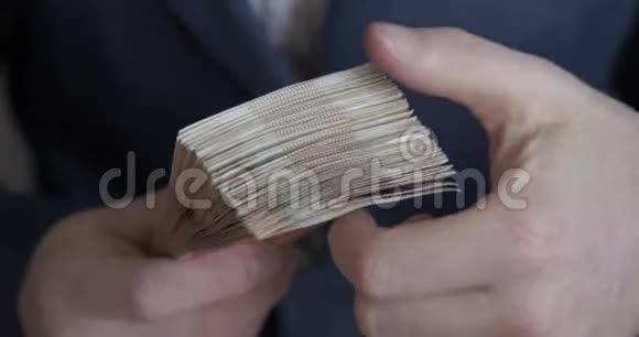 男性手在数钱5000卢布的俄罗斯钞票视频的预览图