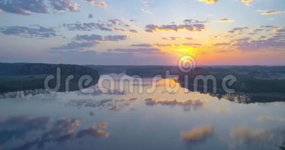 湖面上的日出视频的预览图