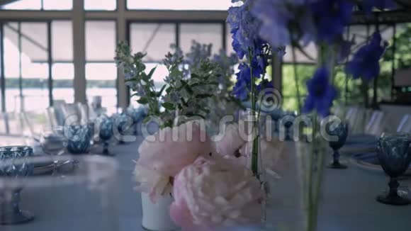 带有婚礼装饰的桌子漂亮的白色大厅视频的预览图