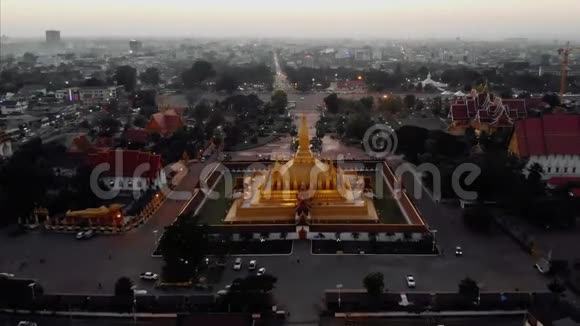 大斯图帕卢昂是位于老挝万象中心的一座黄金覆盖的大型佛塔一般来说视频的预览图