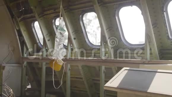 飞机上的氧气面罩视频的预览图