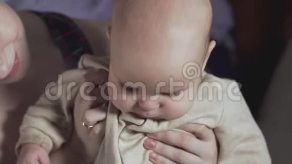 妈妈和她的新生儿快乐的妈妈和宝贝亲吻和拥抱视频的预览图