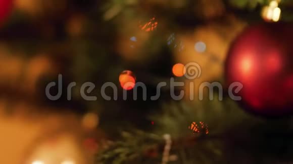 特写娃娃视频美丽的圣诞树在家里新年或圣诞节的完美背景视频的预览图