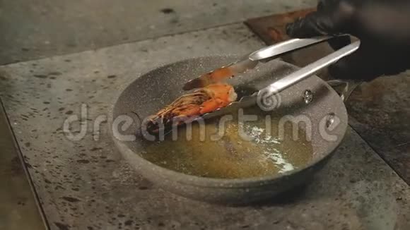海鲜烹饪食谱厨师翻虾钳视频的预览图