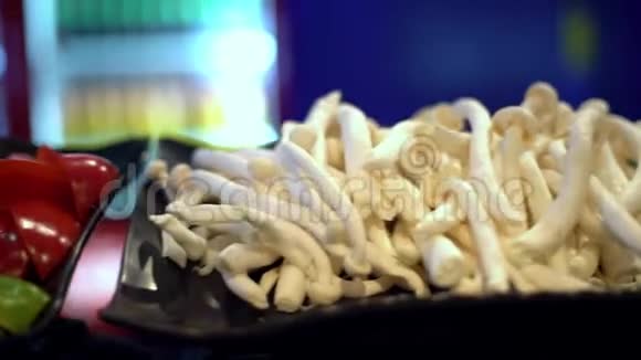 4KEnoki蘑菇和辣椒作为午餐火锅在自助餐厅台湾视频的预览图